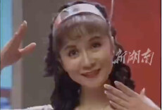 蔡明推着蔡明出场了