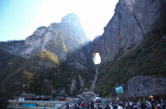 “大年初一，本来想错峰，没想到机场那么多人”