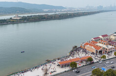 恰同学少年广场人气旺