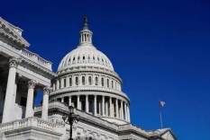 突发：一男子手持霰弹枪冲向美国国会大厦