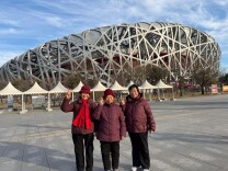 圆母亲北京梦,山东小伙包车带全家15人来京过年