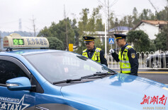 长沙交通执法大年初一全天候守护群众出行