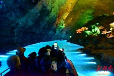 中外游客相聚黄龙洞,欢欢乐乐过新年（组图）