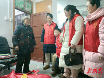 民政志愿者走进童家社区送关怀