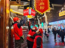 灯火耀河街 电力守新春