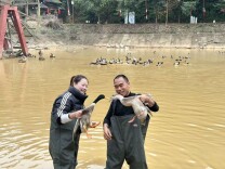 株事如意 马跃新春㉙ | 酒仙湖新春上演“捕鸭大战” 游客争当“首席捕鸭官”