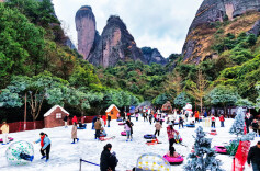 丹霞映雪引客来