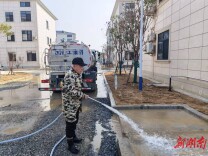 洒水车“降尘”有呼应 居民齐动手显温情