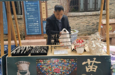 凤凰古城：非遗盛宴启幕 技艺点亮新春