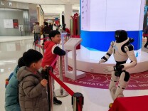 打架子鼓、磨咖啡……这个春节，被中国机器人硬控了！