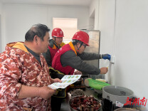 “电骡子”新年第一笔工单：暖心守护丰火台村老人亮堂过年