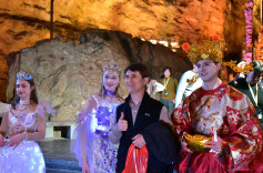 黄龙洞景区有序应对客流高峰，近万中外游客共享“潮玩中国年”