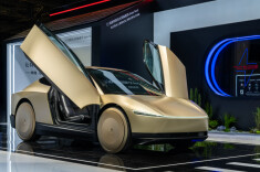 特斯拉新车曝光：无方向盘、无踏板、无后视镜