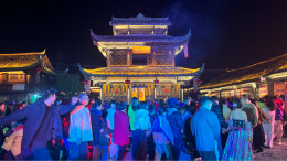 龙山惹巴拉景区年味浓，土家山寨展示传统民俗