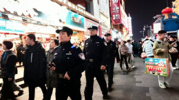 人潮涌动处  守护“不打烊”