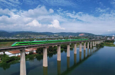 春节假期进入后半程，多股客流交织叠加