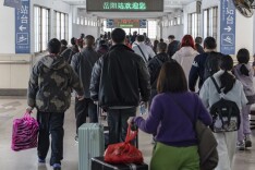 岳阳火车站迎来节后返程高峰