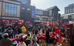 总书记“同款年货”单日销售三吨 北京隆福寺新春市集客流破纪录