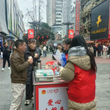 春节不“打烊”，爱心小推车成独特节日风景｜新春走基层