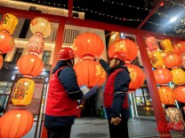 岳阳：名楼灯火映团圆 “电骆驼”护航年味浓