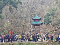 假期第七天湖南客流2274.5万人次 多家景区发布限流提醒