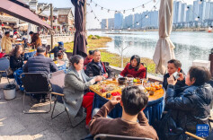 年轻人流行“重新养父母”，也是在“养自己”