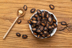 这种瓜子有毒还致癌，吃到了立马吐出来！