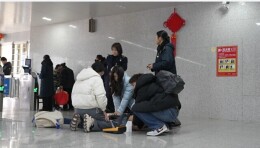 旅客出站时突发晕倒，多方接力上演生命救援