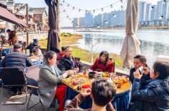 年轻人流行“重新养父母”，也是在“养自己”