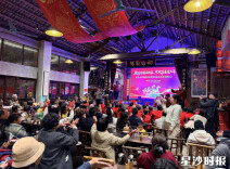 音乐声中年味浓 初恋茶馆“唱”响新春序曲