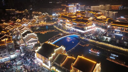 夜游裕后街，邂逅“浪漫年”