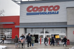 特朗普新加征关税税率加码至15% 美政府“越权”关税引企业诉讼潮