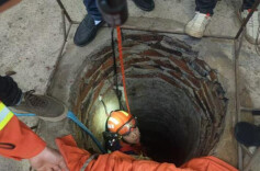 一口20米深井困住3人，消防员下井底捞人