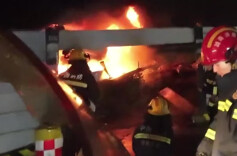 深夜，一辆小车撞上护栏起火，消防员赶到……