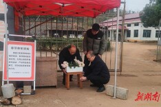 安仁县：一缕花香换爆竹 文明祭扫寄哀思