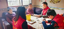 新春走基层㊶｜红马甲进村，为村民送上健康“年礼”