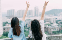 “初代同事”，为何火了？