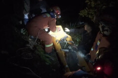 深夜奋战4小时，消防员救出坠崖男子