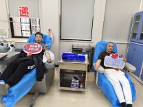 父子同行献热血，爱心无声代代传