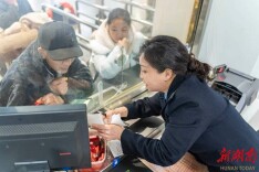 岳阳站：售票窗口里的“纸短情长”