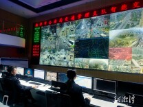 早高峰的“荧光绿”：车流前的守护