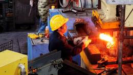 开足马力忙生产