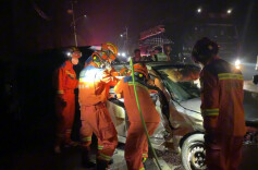 消防员10分钟救出被困副驾驶位乘客