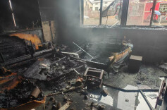 消防员扑灭一起烟头火灾