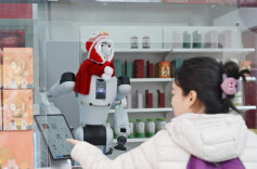 Intelligent Robot Salesperson Debuts on Changsha Street