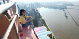 建在180米高的“烟囱”上，上海唯一的高空秋千运营即将满月