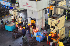 开足马力忙生产