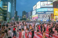 好评中国 | 去五一商圈吃喝玩乐购不停——解码网红长沙的流量之谜①