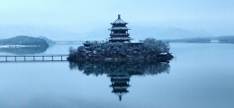 雪落青山，晨光初醒！十三陵水库雪景，有种别样的美