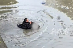 湖南郴州一老人坠河后失去知觉，城管队员秒速下水救人致手机泡水  当事人回应：“为了救人手机坏了就坏了，没关系的！”